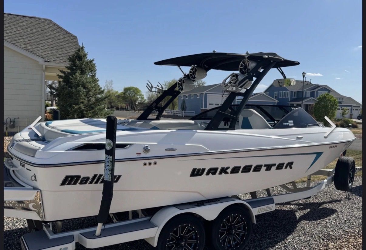 2016 Malibu 23’ LSV  ONLY 295 hours!