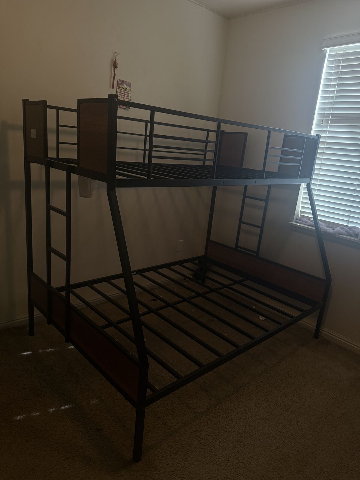 Bunk bed (twin over full)