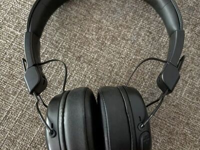 Nice, cordless Bluetooth Jlab Studios Headphones