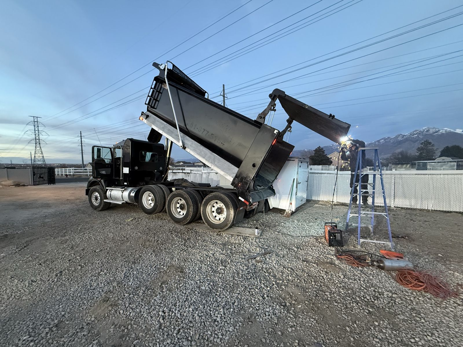 N Hauling? Dump Truck 21 Tons