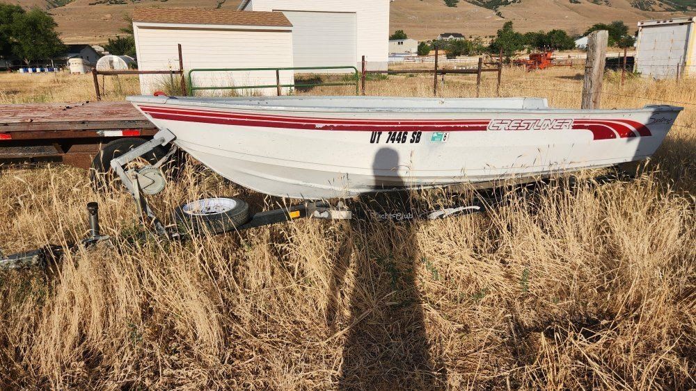 14' Crestliner Deep V Fishing Boat – Lake Ready! 45 Ft LB Minn Kota