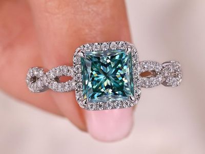 Beautiful teal colored Moissanite Ring. Size 8