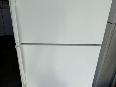 GE Profile Top-Freezer Refrigerator White works great its plug in for u to see $120