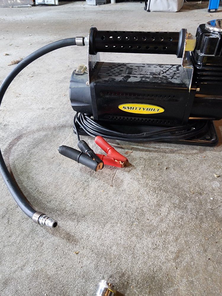 Smittybilt 2781 Portable Air Compressor with Accessories and Bag
