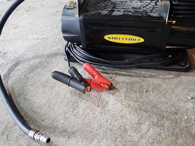 Smittybilt 2781 Portable Air Compressor with Accessories and Bag