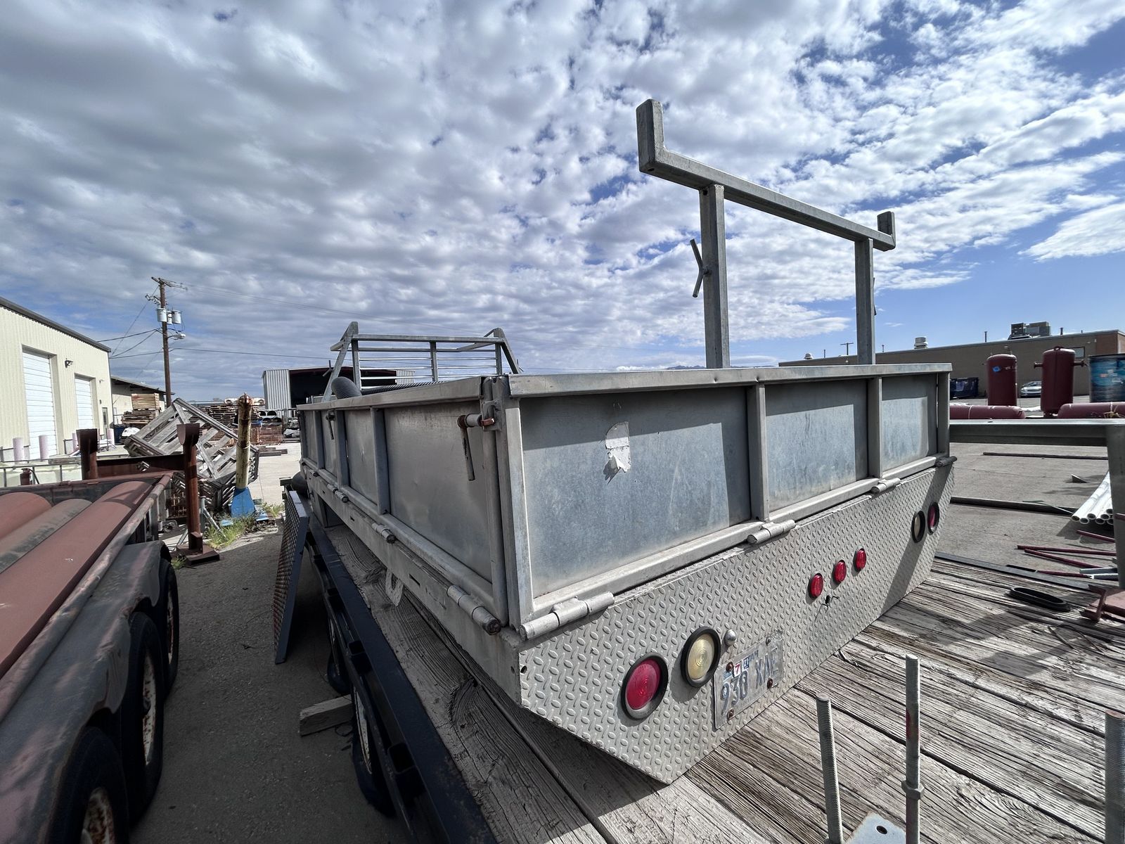 Flat Bed With Pipe Rack