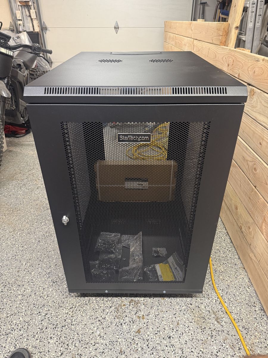 StarTech RK1833BKM 18U RACK ENCLOSURE + EXTRAS