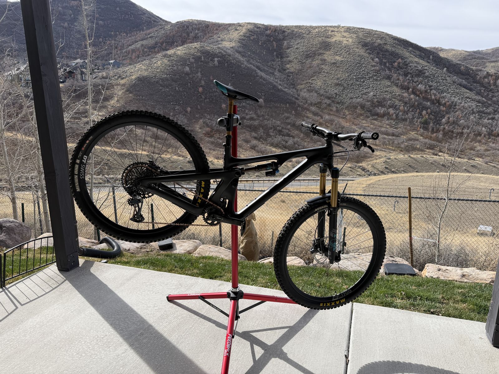 Yeti SB130 Turq 2 LR – Carbon Trail/Enduro Bike (Size Medium)