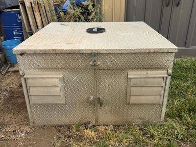 Insulated aluminum dog box jones