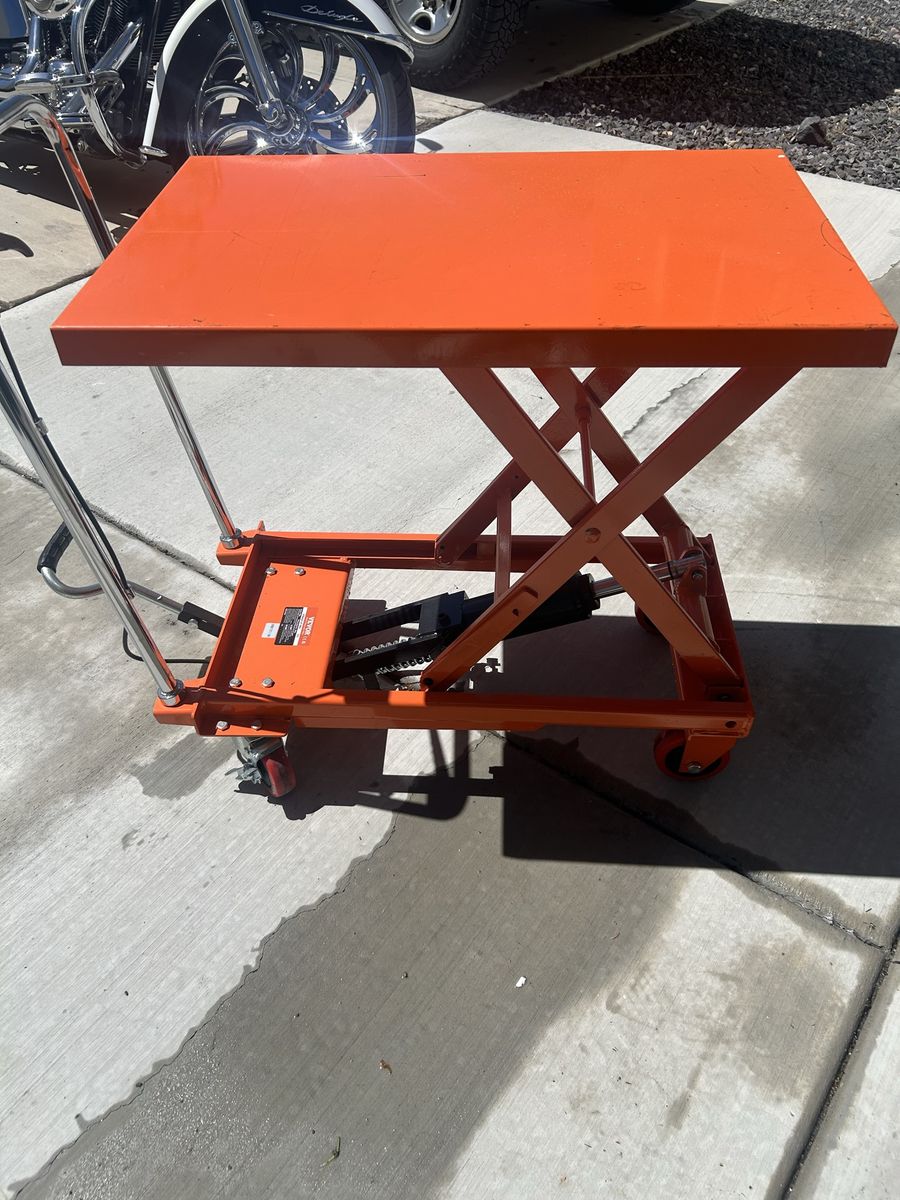 Hydraulic lift table