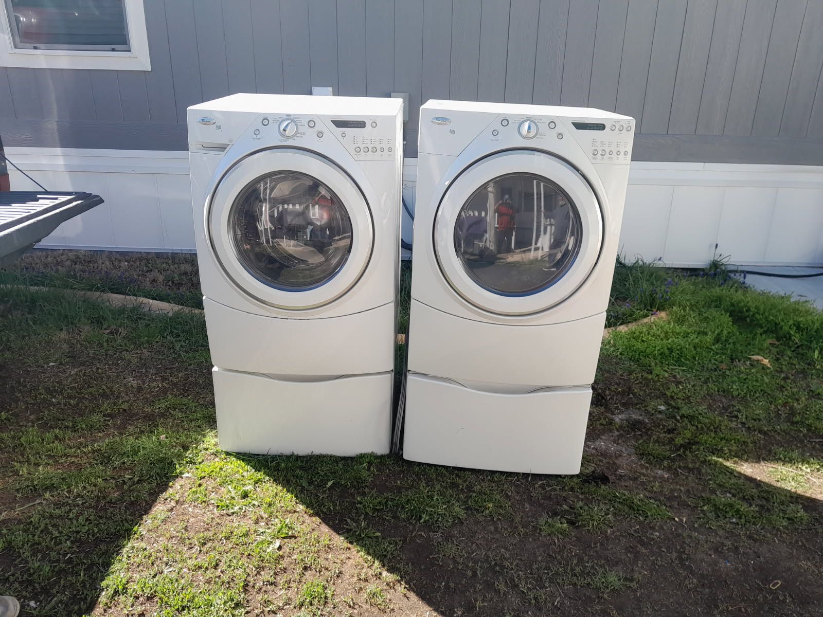 Front Load Washer and Electric Dryer With Pedestals