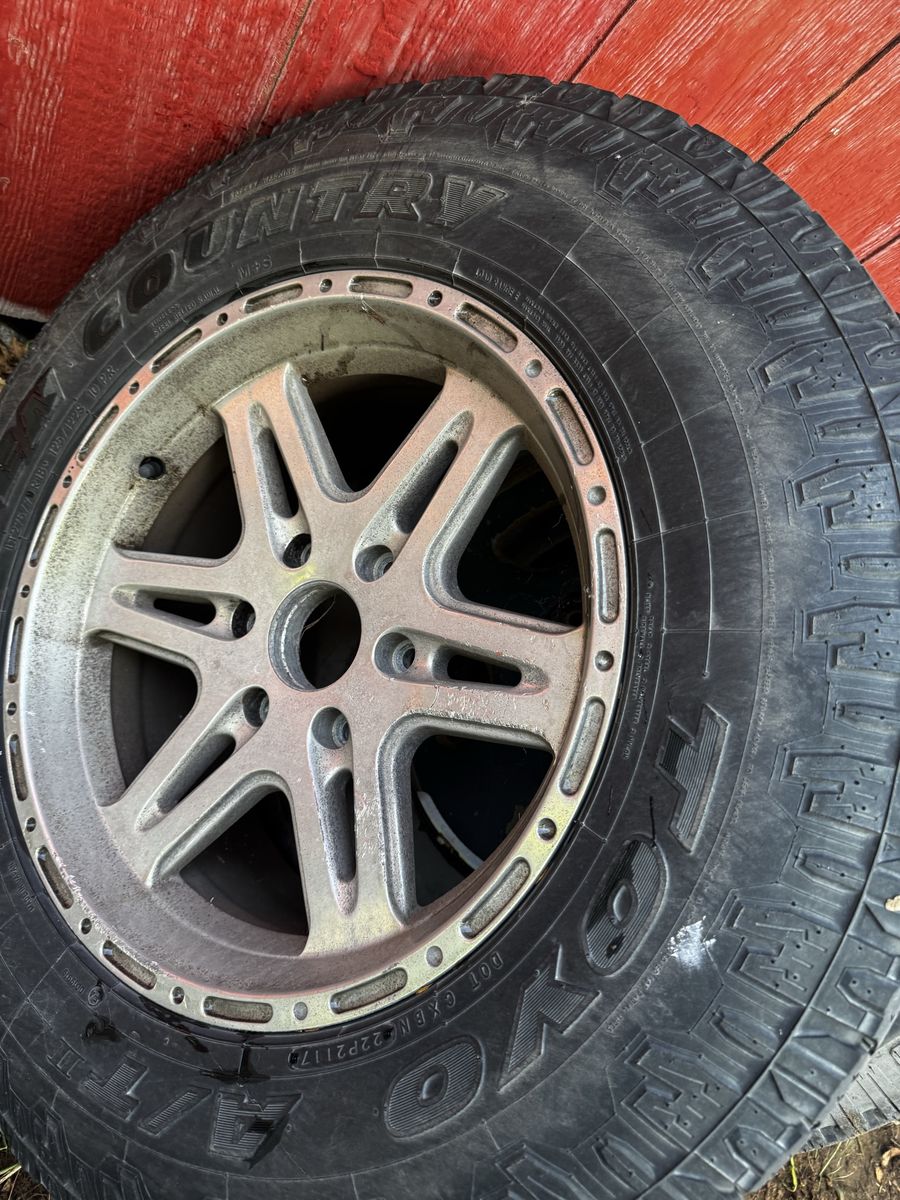 Chevy Avalanche / Silverado 18” 6-Lug Wheel & Tire Set – LT275/70R18