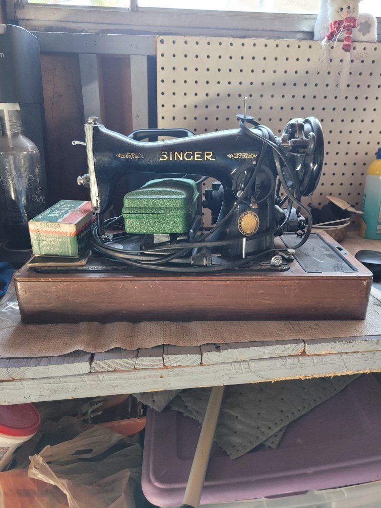 Vintage Singer Sewing Machine with Case, Black, Model