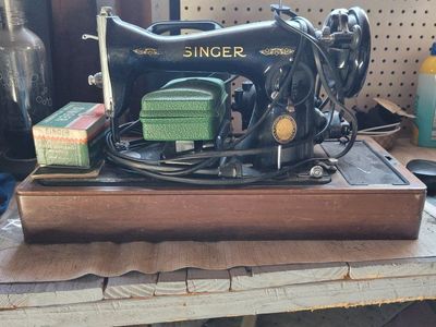 Vintage Singer Sewing Machine with Case, Black, Model