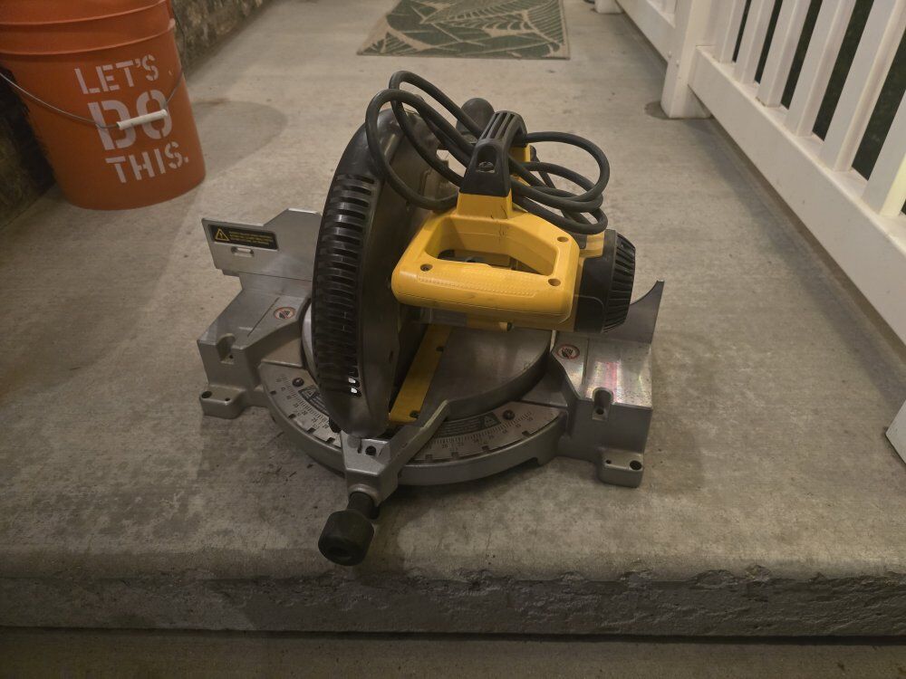 Miter chop saw dewalt 15 amp 10 inch