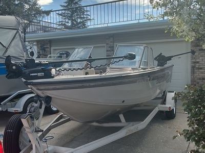 98 17 1/2 ft. Crestliner Fish hawk