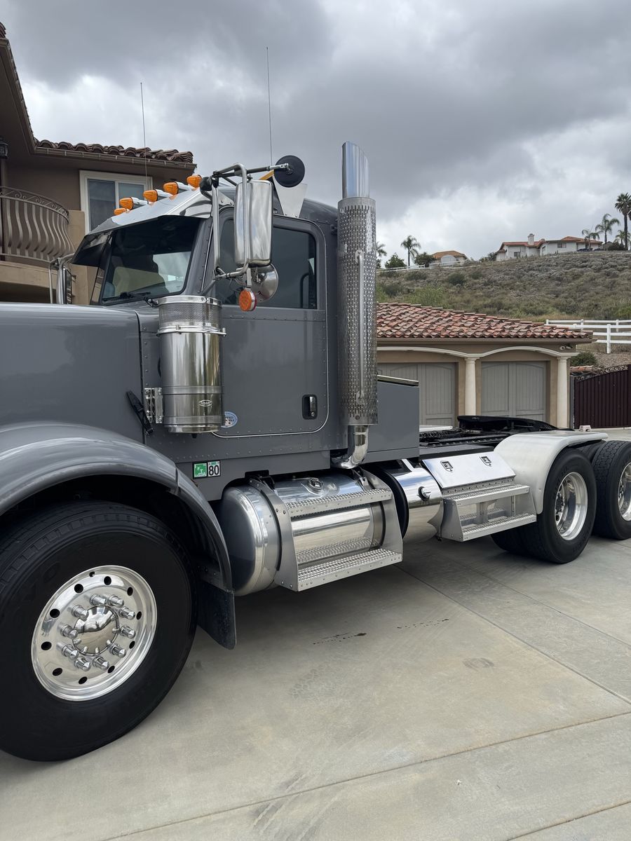 2020 Peterbuilt heavy haul truck