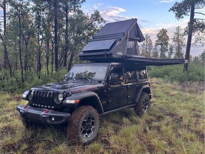 Solar-Equipped Wildfinder Hardshell Rooftop Tent