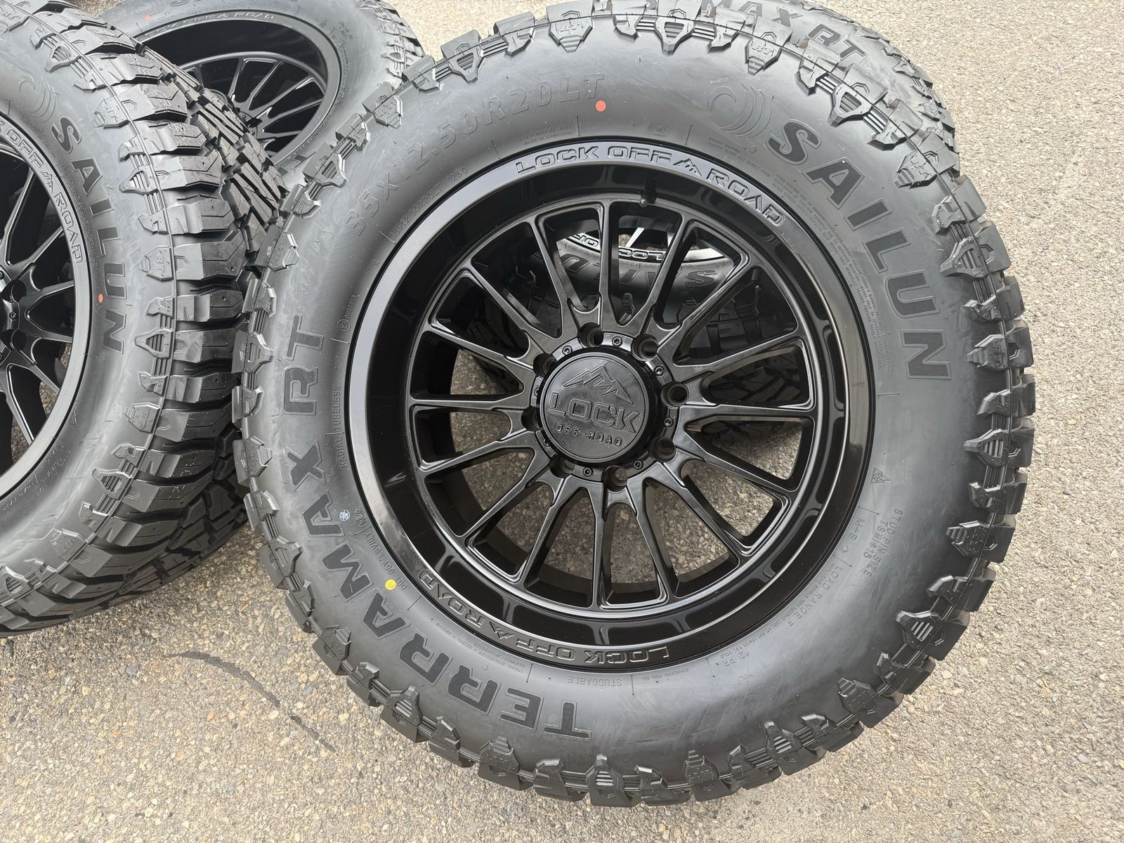 20” Lock Stryker 20x10 8 Lug 8x170 35” Sailun R/T 35x12.50R20 Ford F250 F350
