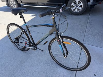 Black/blue Infinity Hybrid Comfort Bike – Excellent Condition – Costco