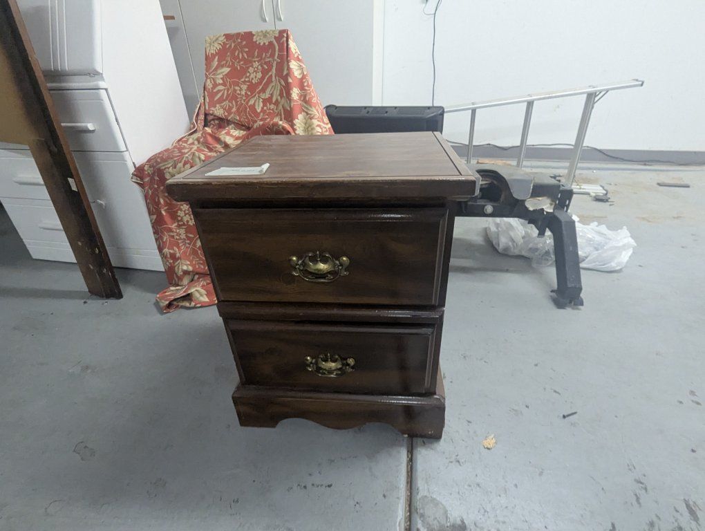 nightstand w/ 2 drawers