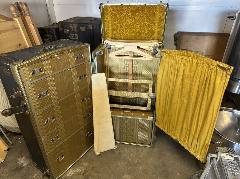 Mendel Drucker Steamer Wardrobe Trunk With Ironing