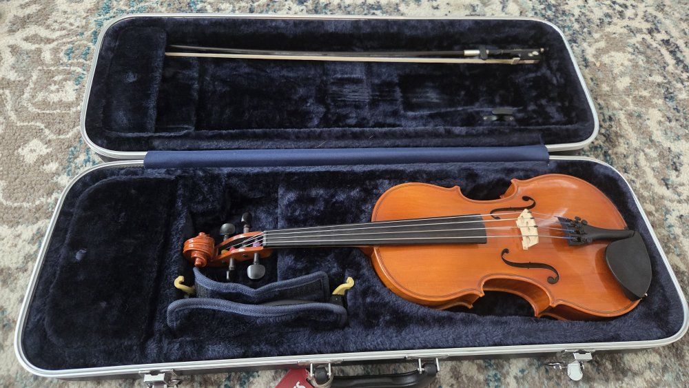 Beautiful Student Violin with Bow and Hard Case - Ready to Play!