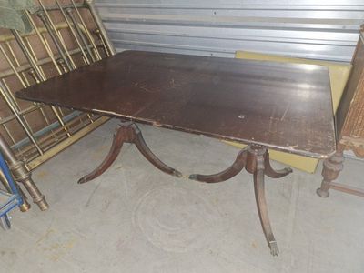 Beautiful vintage Duncan Phyfe style large table