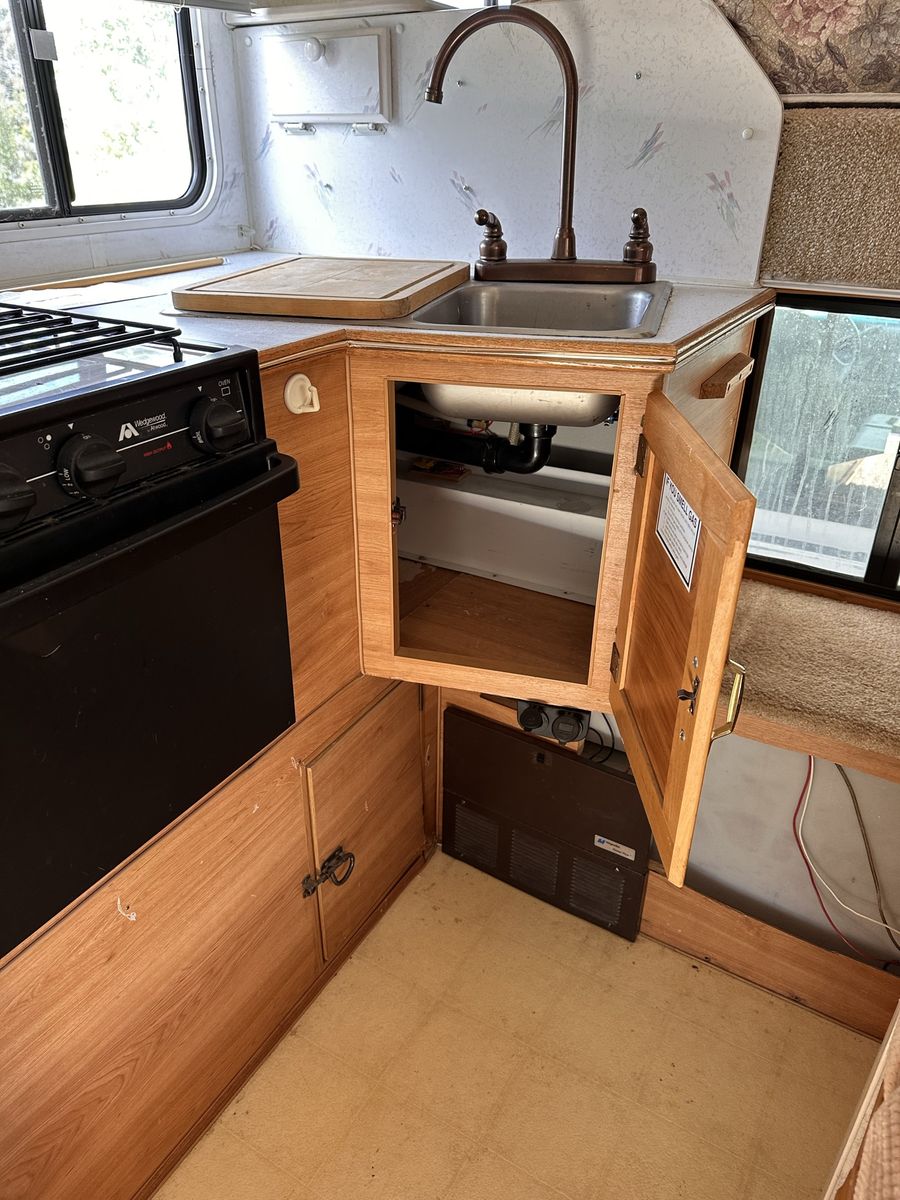 Lance 835 truck camper 2000