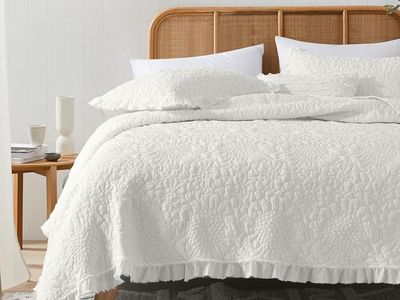 HORIMOTE HOME Shabby Chic Ruffled Quilt Twin Size, Cream White Floral Quilt Set Lightweight Crinkled Farmhouse Rustic Bedding