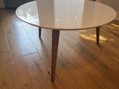 Mid-Century Modern Round White Gloss Coffee Table with Wooden Legs