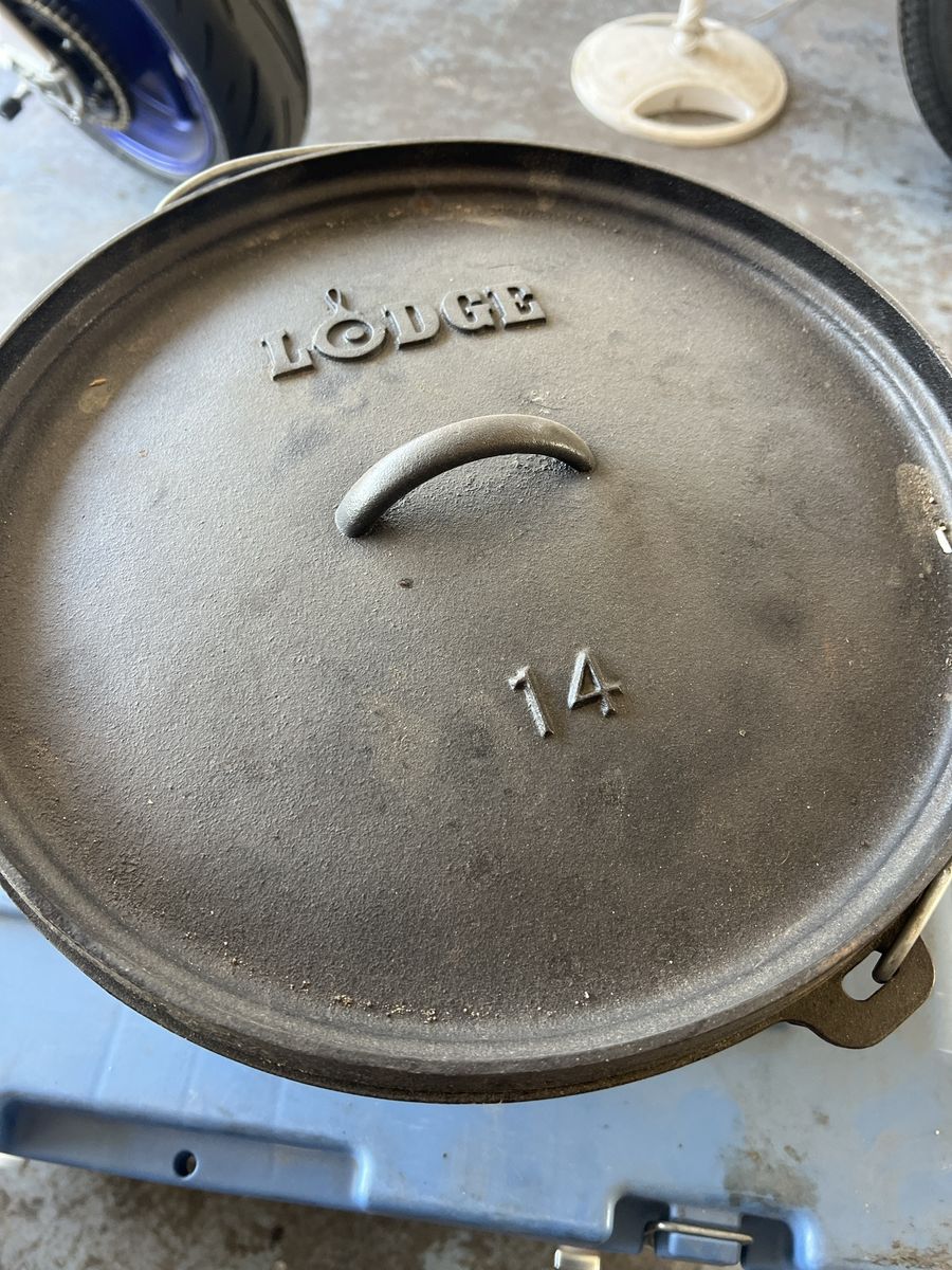 Lodge 14 Cast Iron Camp Dutch Oven with Lid & Legs