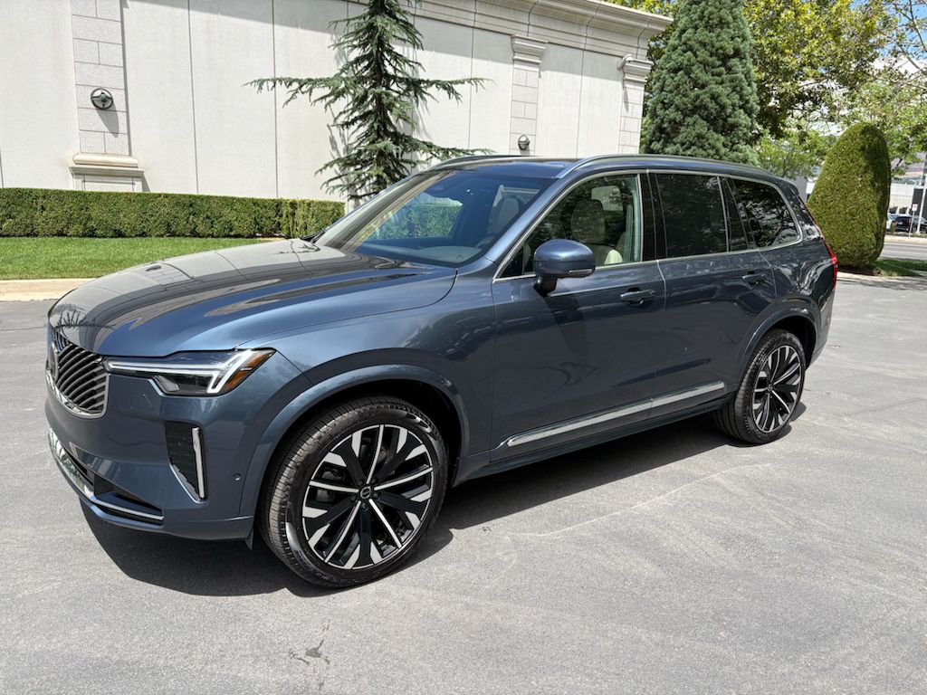 2026 Volvo XC90 B6 Plus Bright Theme