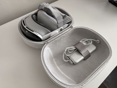 Apple Vision Pro (M2) 1TB Storage, Travel Case, extra dual band head strap