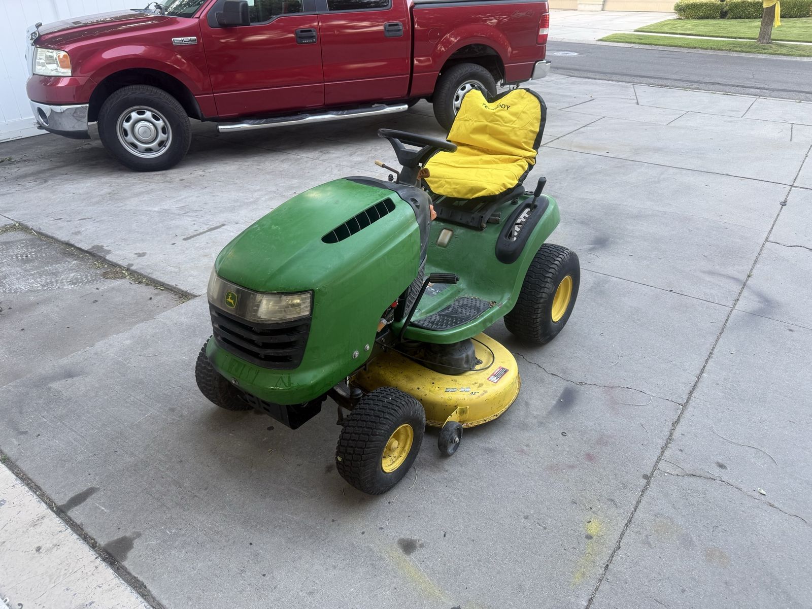 John Deere L110 Hydrostatic Riding Lawn Mower - Runs Great
