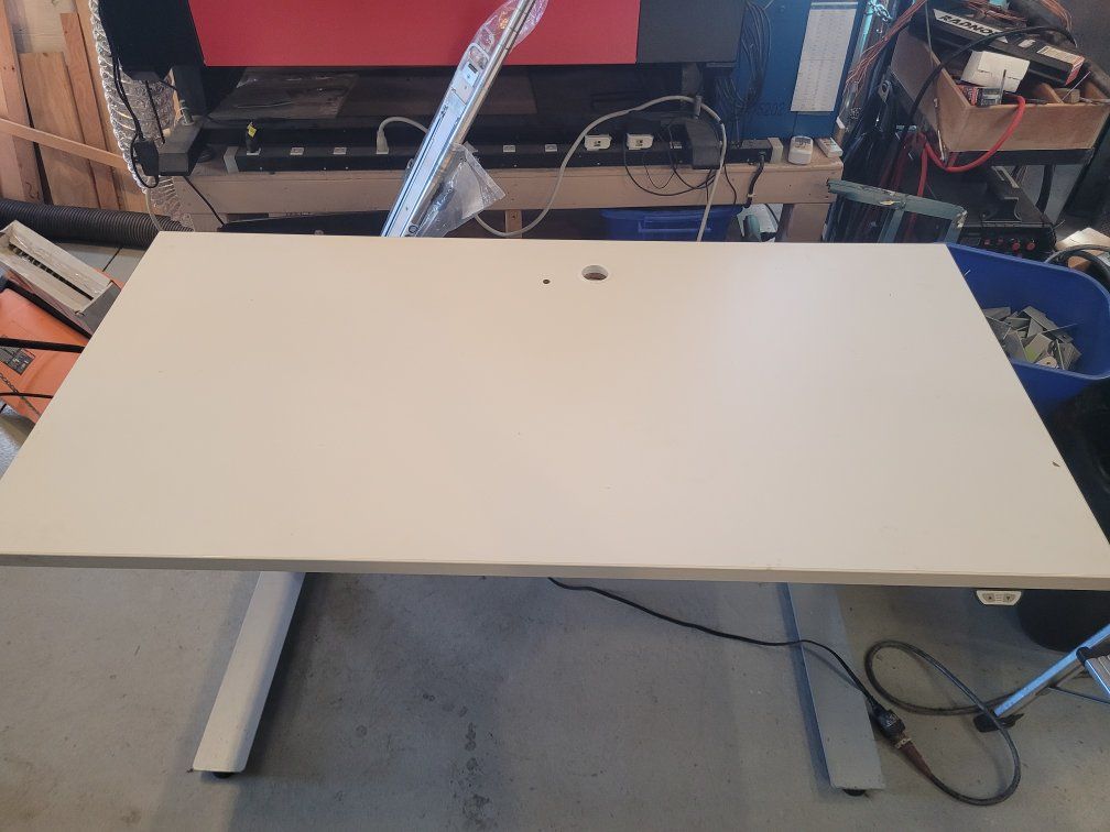 Motorized adjustable desk