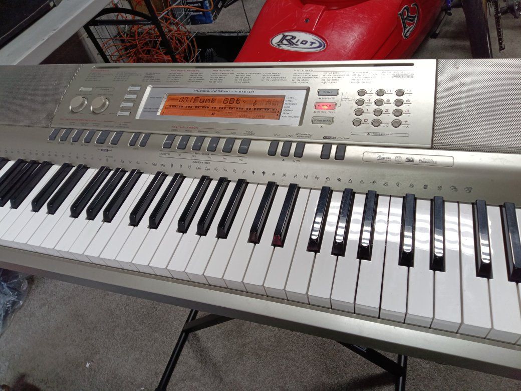 Casino WK-200 Piano Nice Keys Great Condition!