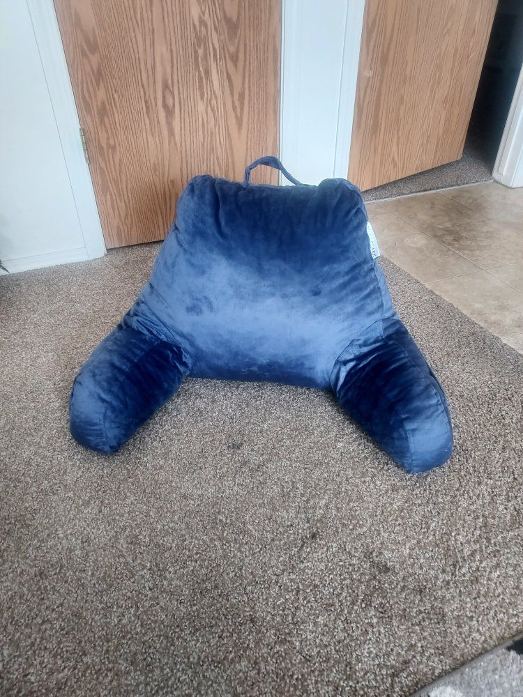 18" Reading Pillow with Pockets (NEW)