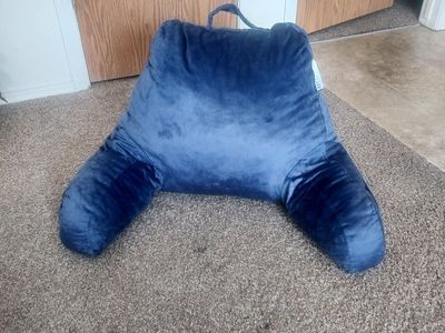 18" Reading Pillow with Pockets (NEW)