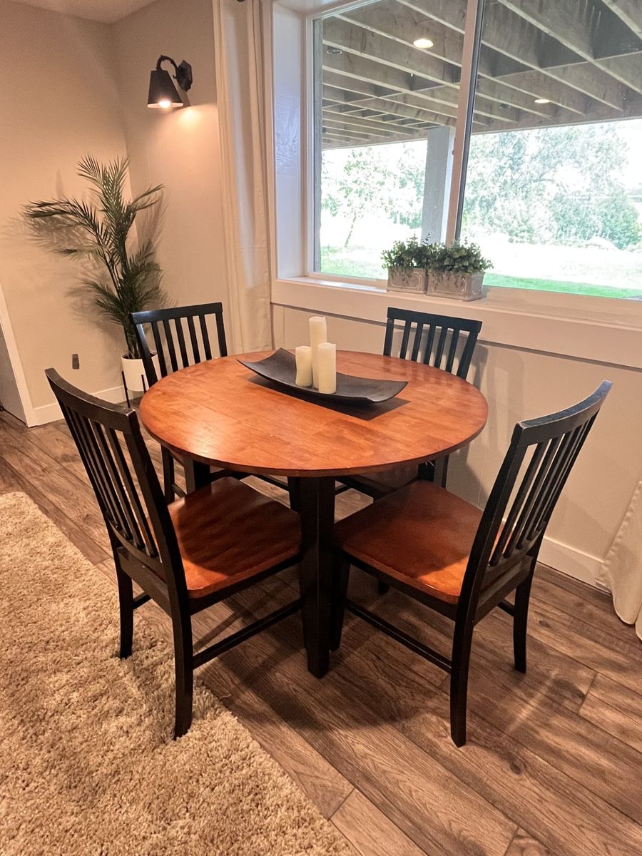 Round Wood Table With Foldable Leaves and 4 Chairs