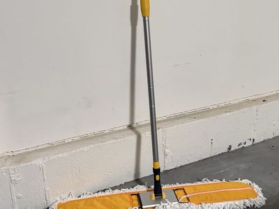 36” DUST MOP W/NEW MOP HEAD