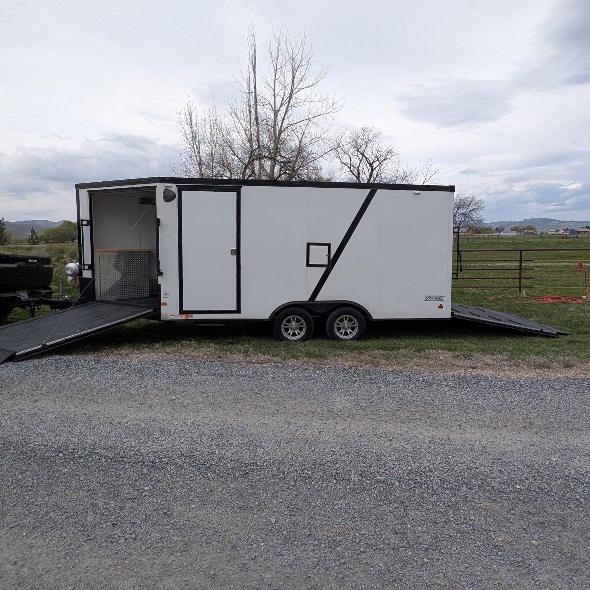 2022 Venture Haulmark 22 ft mid deck