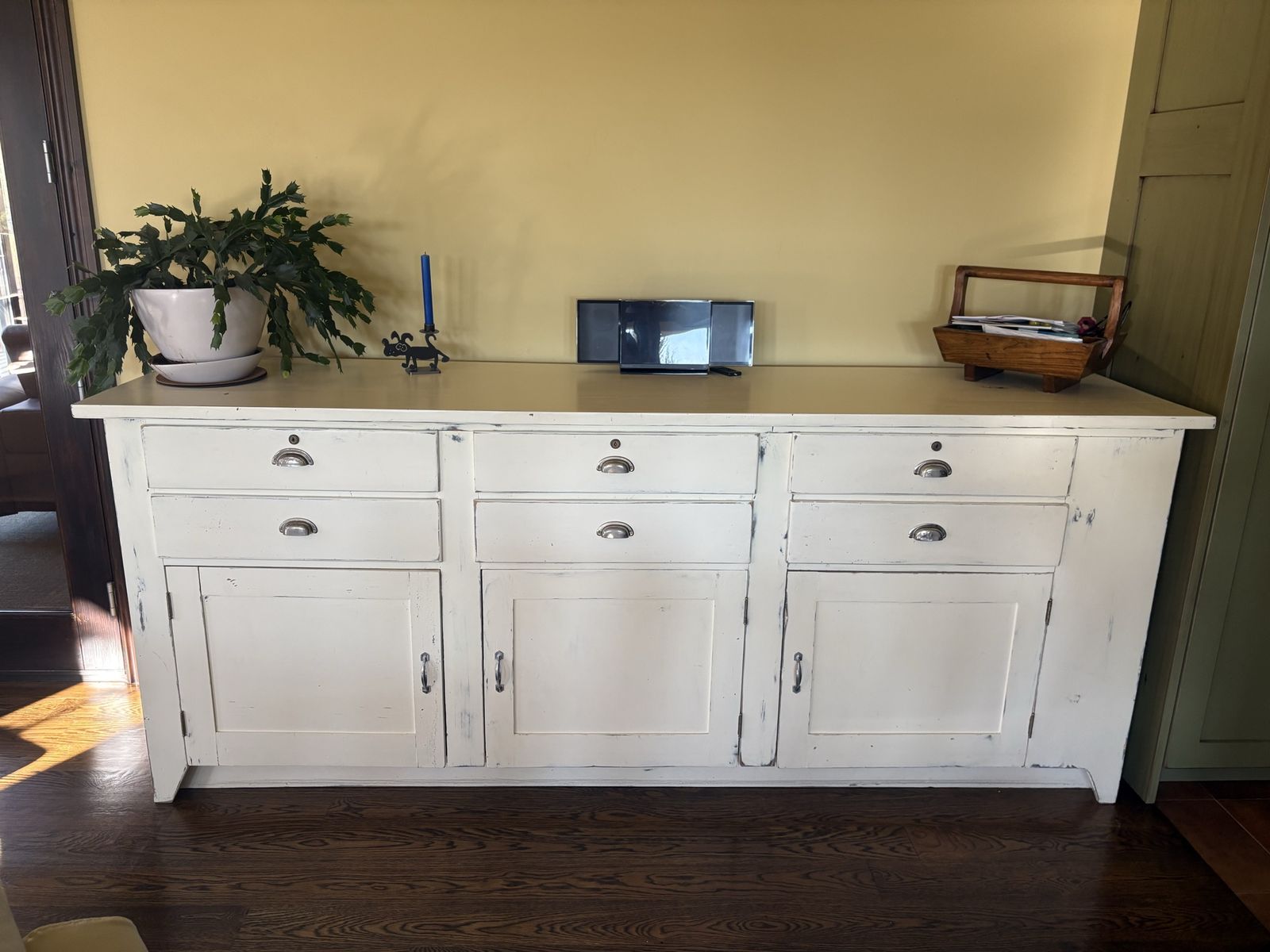 Vintage (1940-50) Large Distressed White Buffet Credenza with Six Drawers and Three Cabinets 