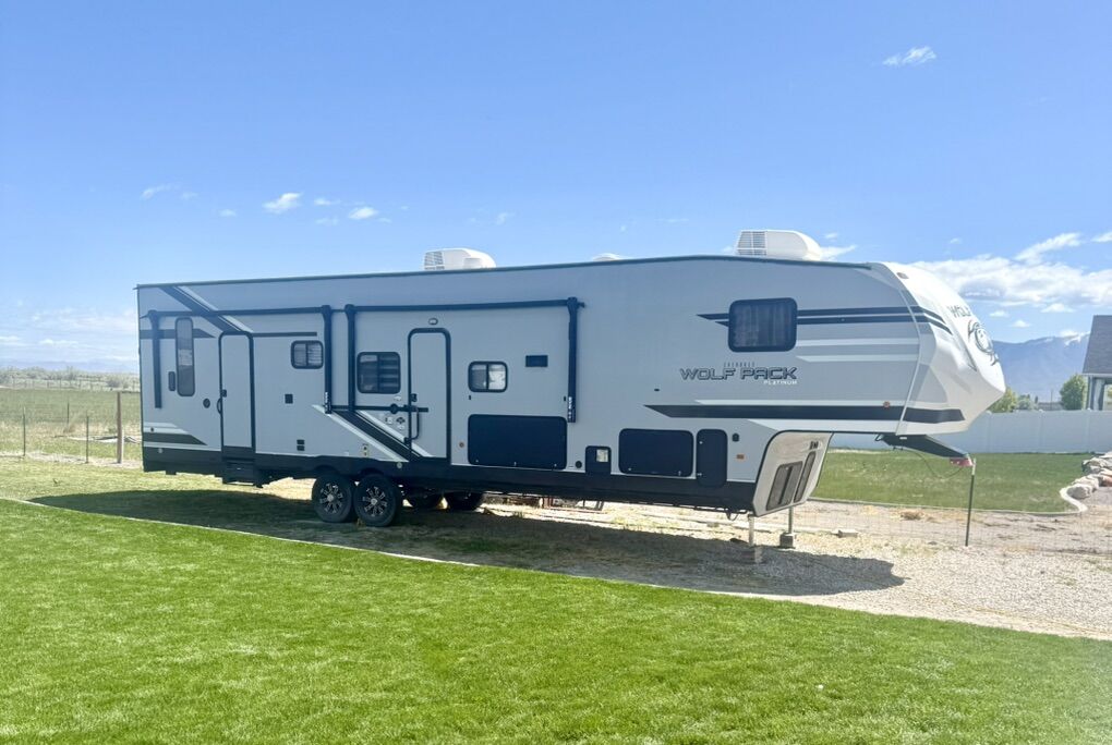 2021 Cherokee Wolfpack 335 Pack13 Platinum Toy Hauler