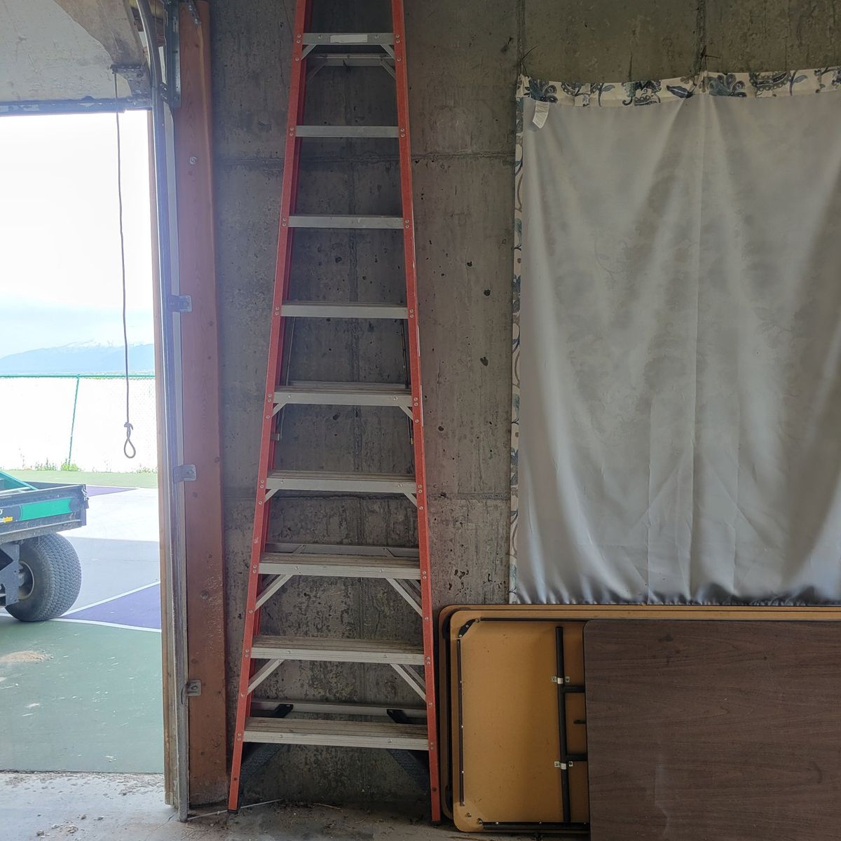 10' fiberglass ladder
