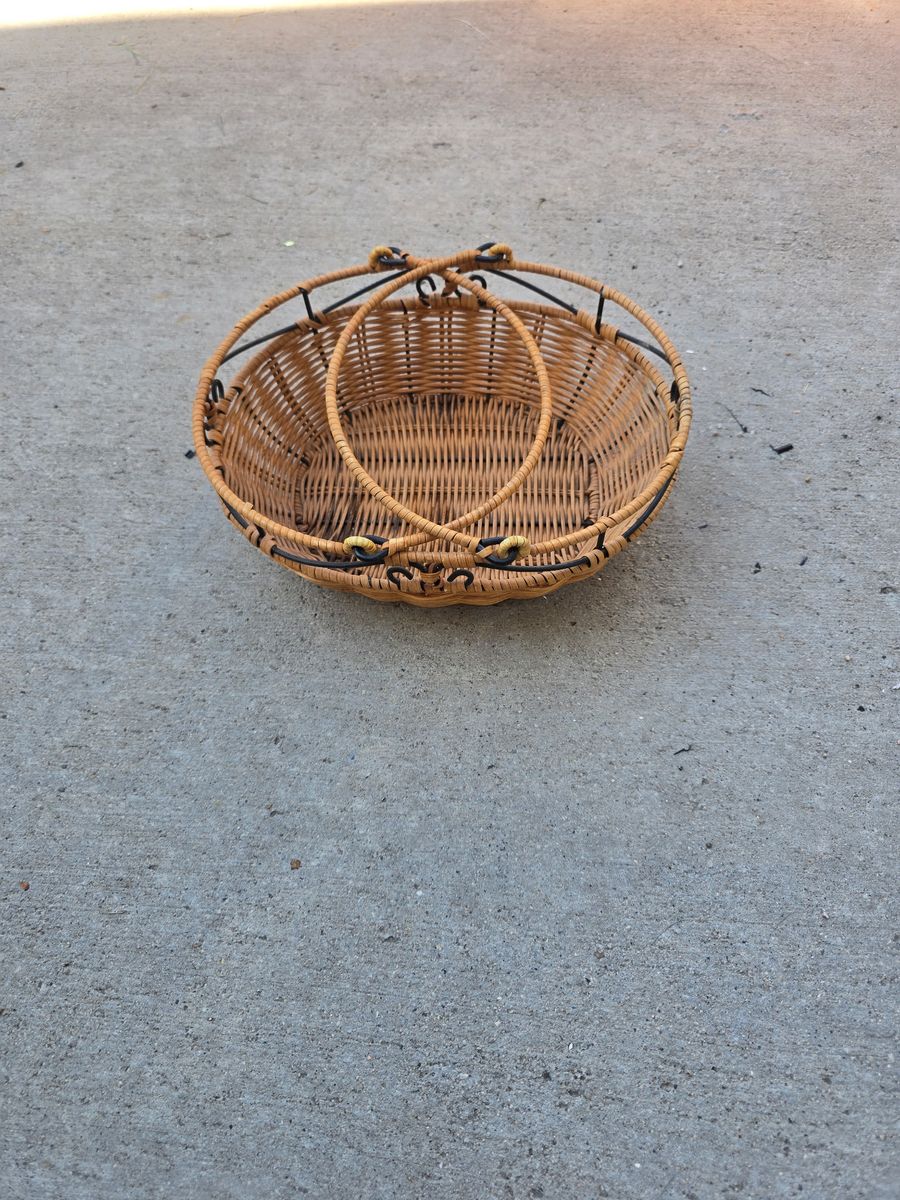 Princess House Meridian Woven Basket – Wrought Iron Scrolling Bread Fruit Basket