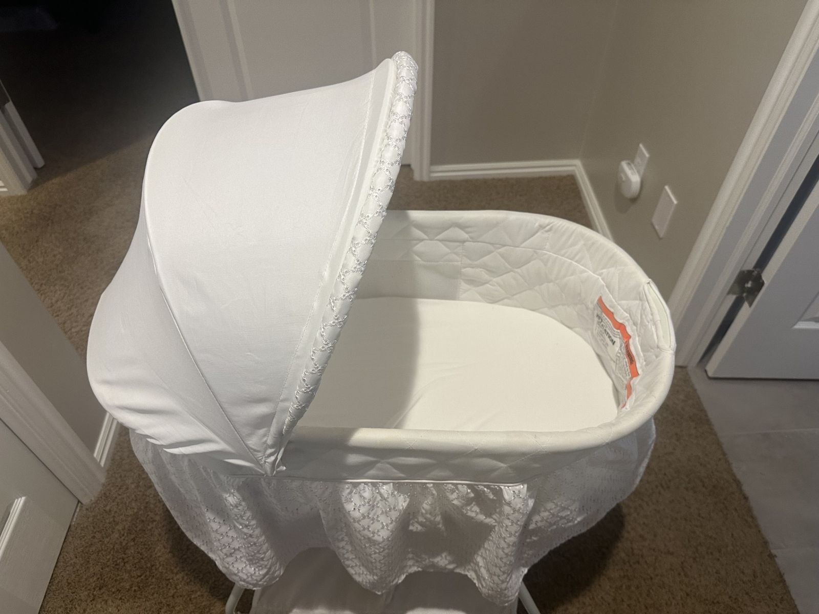 Delta Children Sweet Beginnings Deluxe Bassinet