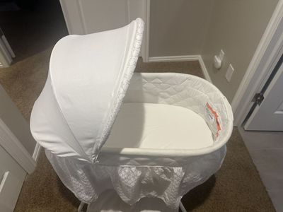 Delta Children Sweet Beginnings Deluxe Bassinet