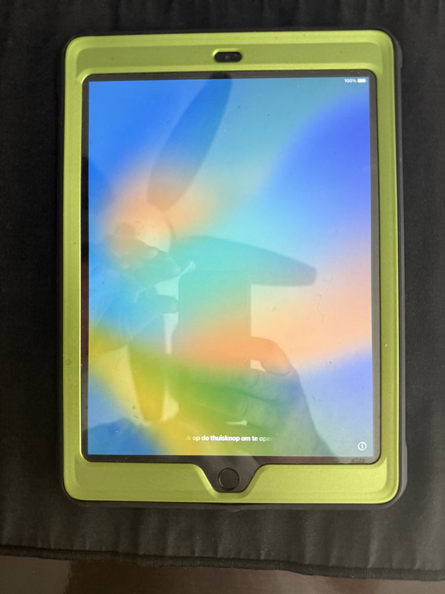 iPad Gen 5, 9.7" with Case and Screen Protector (2)