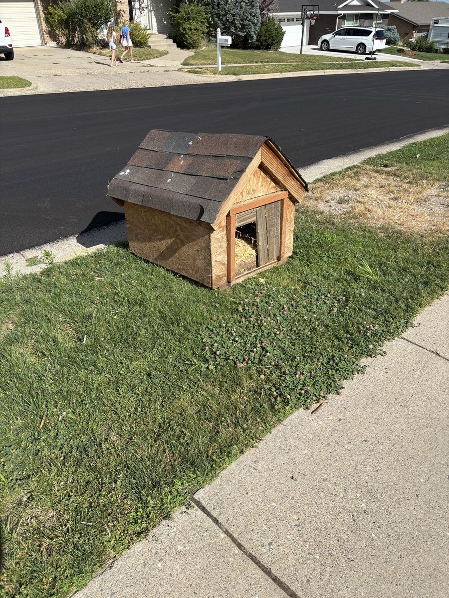 Small Wooden Pet House/Dog Kennel with Shingled Roof